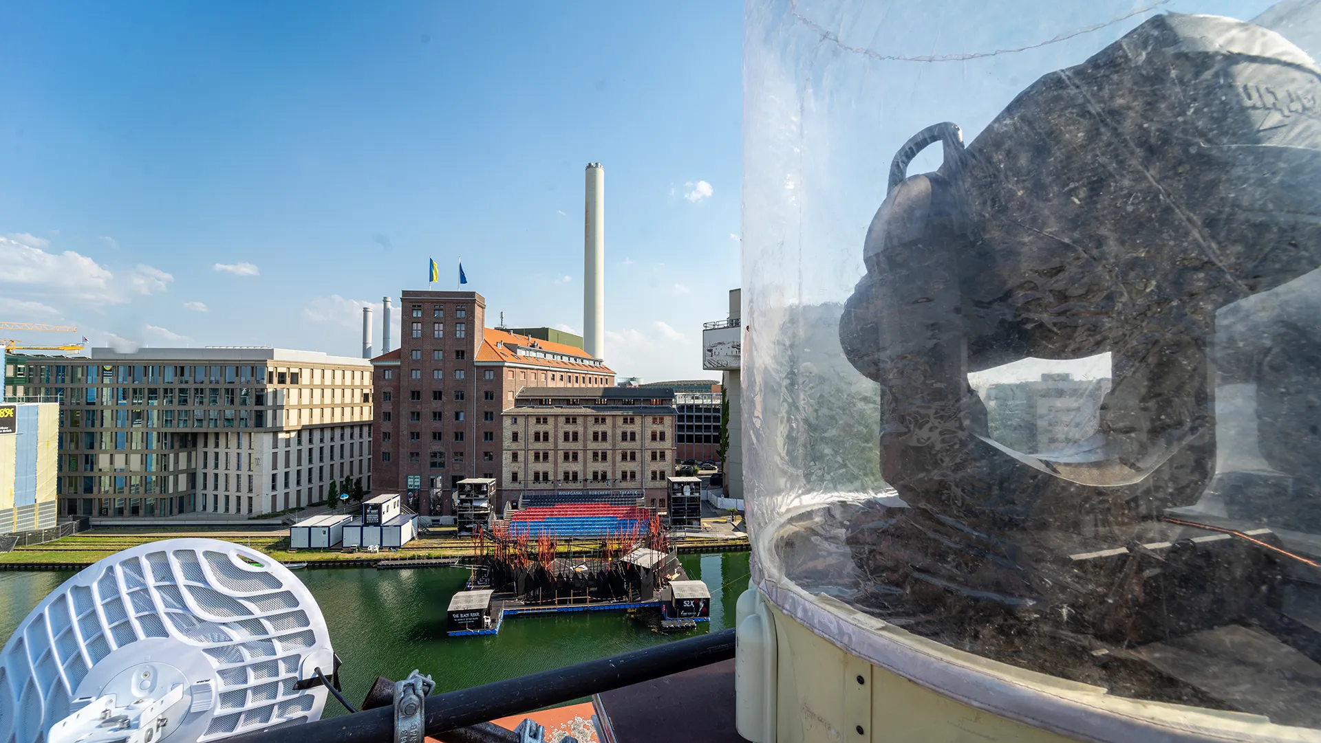 "Black Rider", Sommer 2022, Auf der Wasserbühne des Wolfang Borchert Theaters Münster. Bühnenbild und Kostüm: Darko Petrovic;  Regie: Meinhard Zanger   Foto: Alexander Cevolani